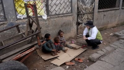 정일우, 쓰레기 주워가며 생계 잇는 빈곤층 소녀 도왔다…"정말 무섭고 공포일 것 같아" ('바다건너')