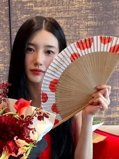 '138억 건물주' 수지, 30대 되고 더 업그레이드 된 미모…숨 막히는 레드 드레스 자태