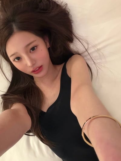 '팔짱논란' 장원영, 침대 셀카 공개…악플에도 끄덕 없는 미모