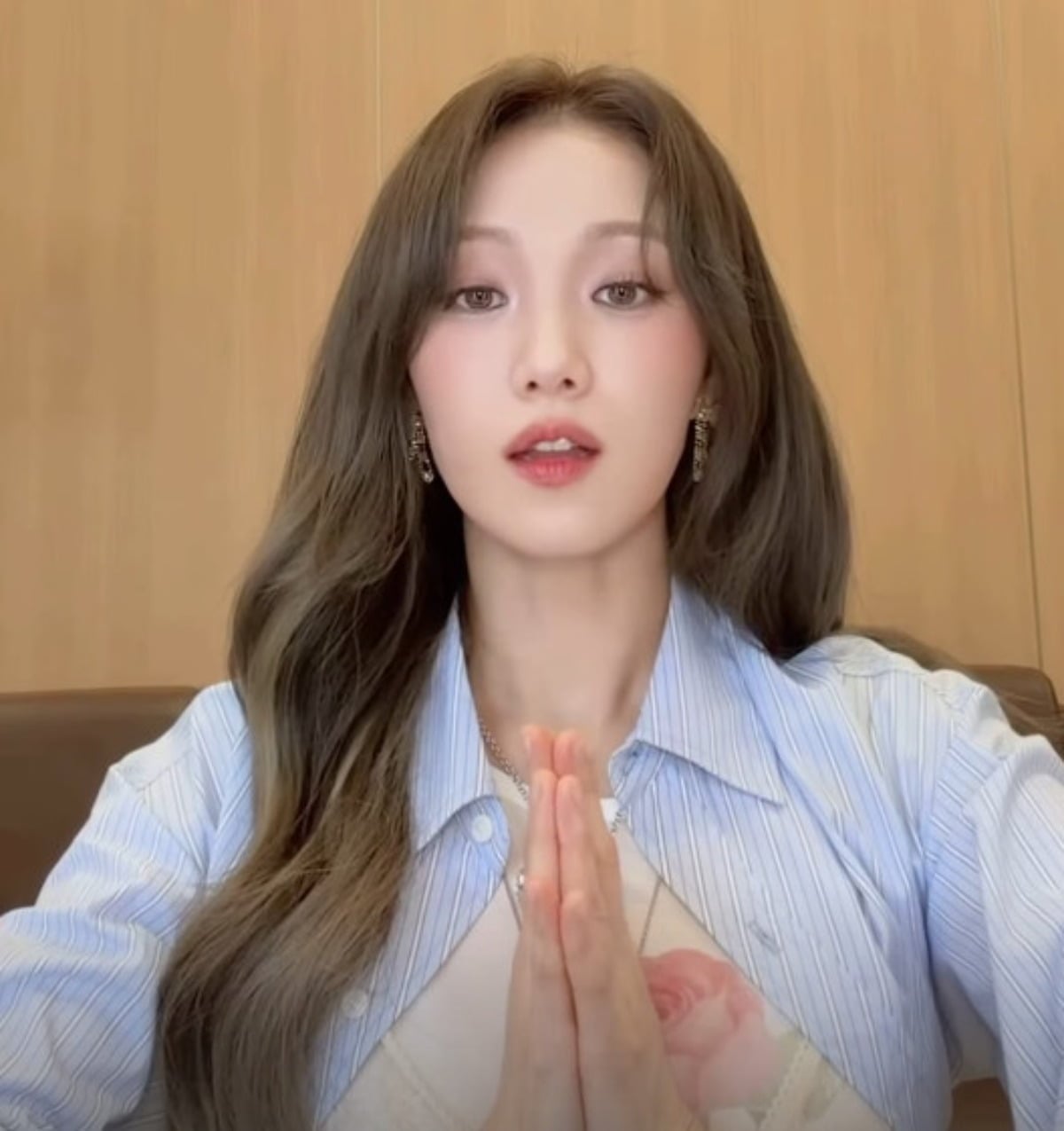 배우 이성경이 그룹 르세라핌의 노래에 맞춰 안무를 선보이고 있다. / 사진=이성경 SNS