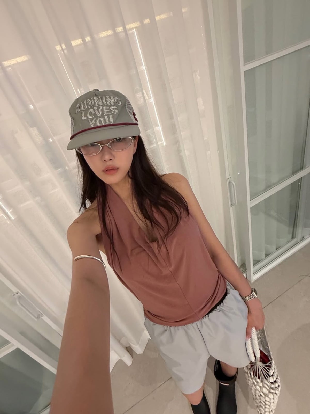 효민이 과감한 백리스로 직각 어깨를 강조했다. / 사진=효민 SNS