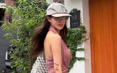 효민, 직각 어깨 이 정도였어?…과감한 백리스로 뽐낸 슬림 라인