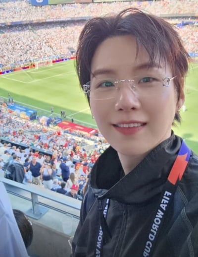 견학 온 중학생 아닙니다…방탄소년단 슈가, 아이템 하나로 초동안 외모