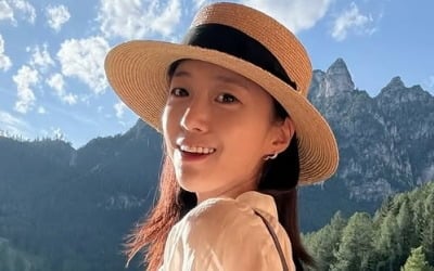 함은정, 결혼 후 더 청순해졌네…새하얀 투피스로 뽐낸 비주얼
