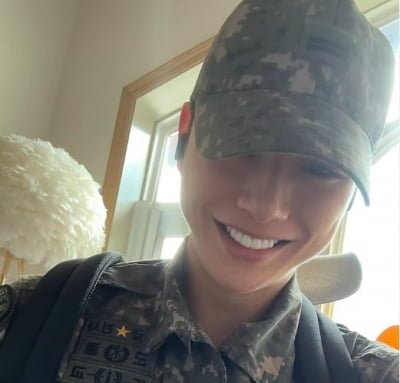 조교된 강다니엘, 여전한 취향…휴가 나오자마자 여심 홀렸던 표정 또 포착