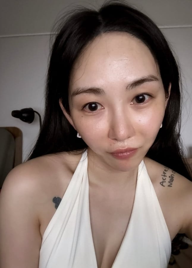 권민아가 카메라를 응시하고 있다. / 사진=권민아 SNS