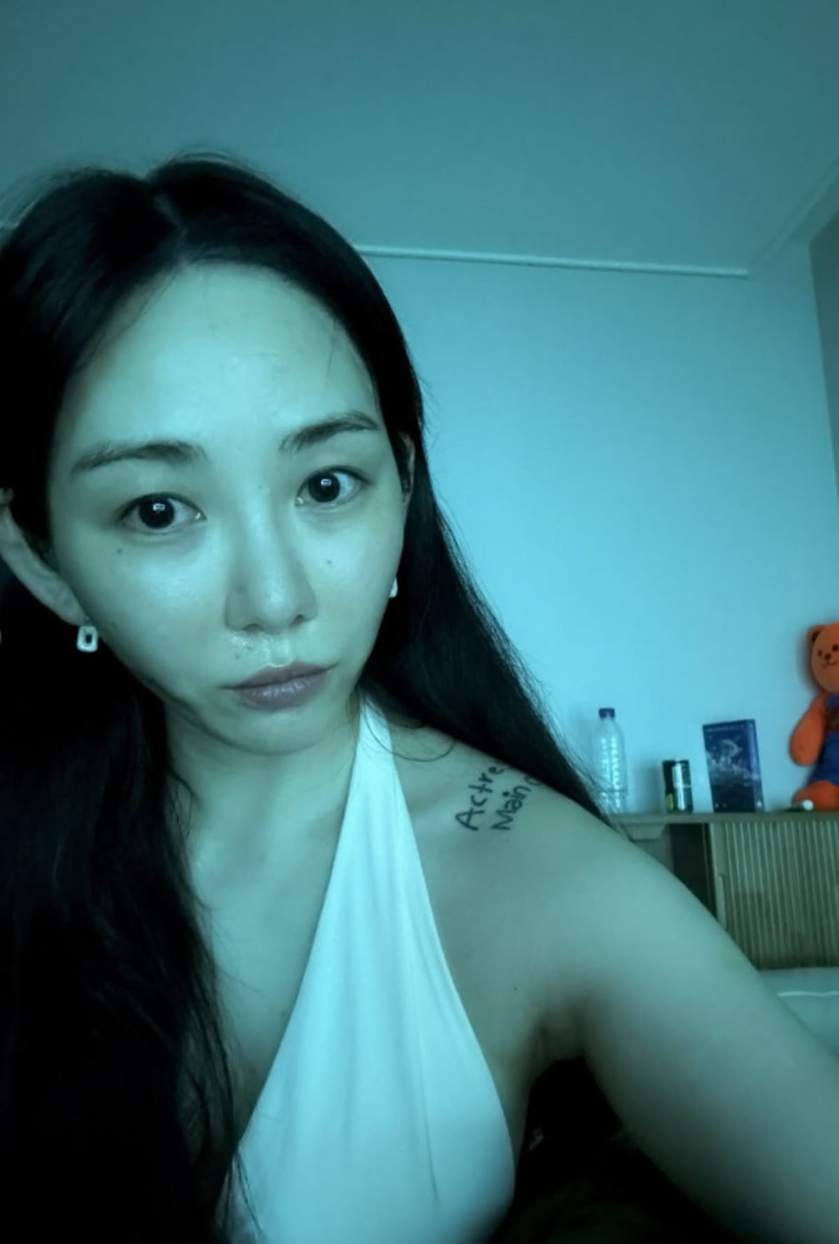 권민아가 카메라를 응시하고 있다. / 사진=권민아 SNS