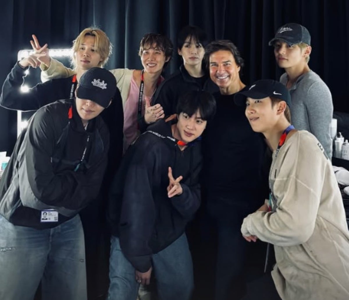 방탄소년단 멤버들이 톰 크루즈와 기념 촬영을 하고 있다. / 사진=RM SNS