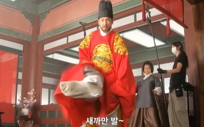 조승우, 발이 왜 이렇게 까매…'동궁' 촬영장서 장난기 가득
