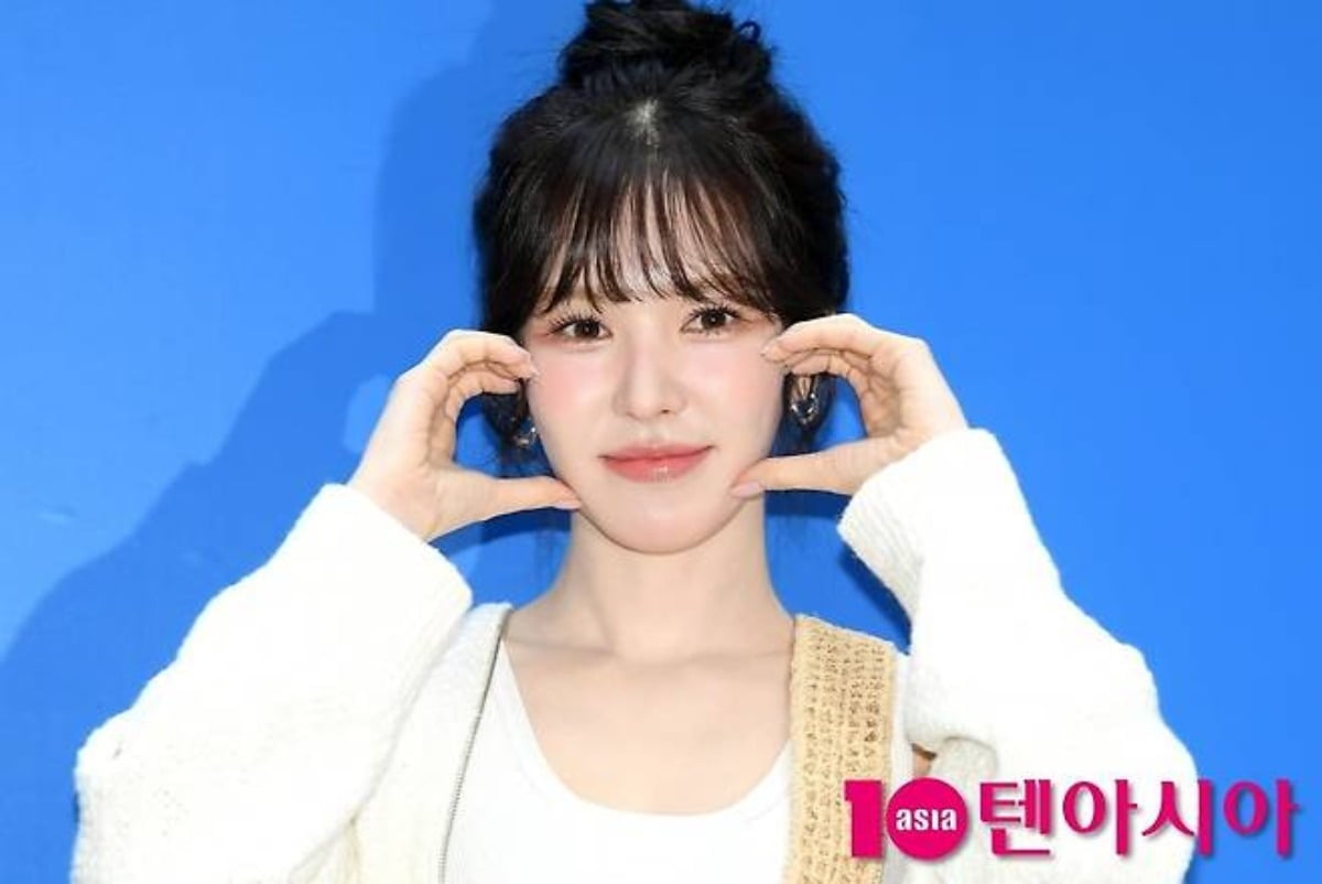 그룹 레드벨벳 멤버 웬디가 취재진을 향해 포즈를 취하고 있다. / 사진=텐아시아 DB
