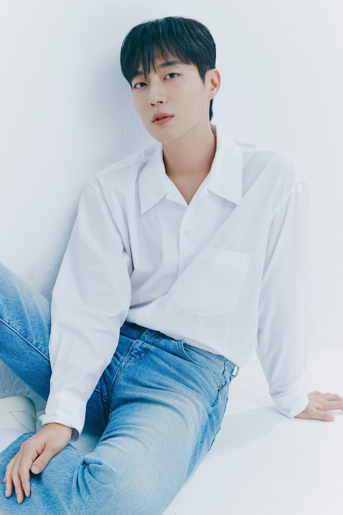 윤두준이 웨이브 새 예능 '팬덤스테이지' MC로 나선다. /사진제공=어라운드어스 제공