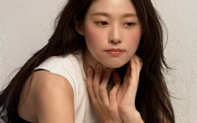 '입간판 여신'의 귀환…설현, 화보 한 편 '뚝딱'