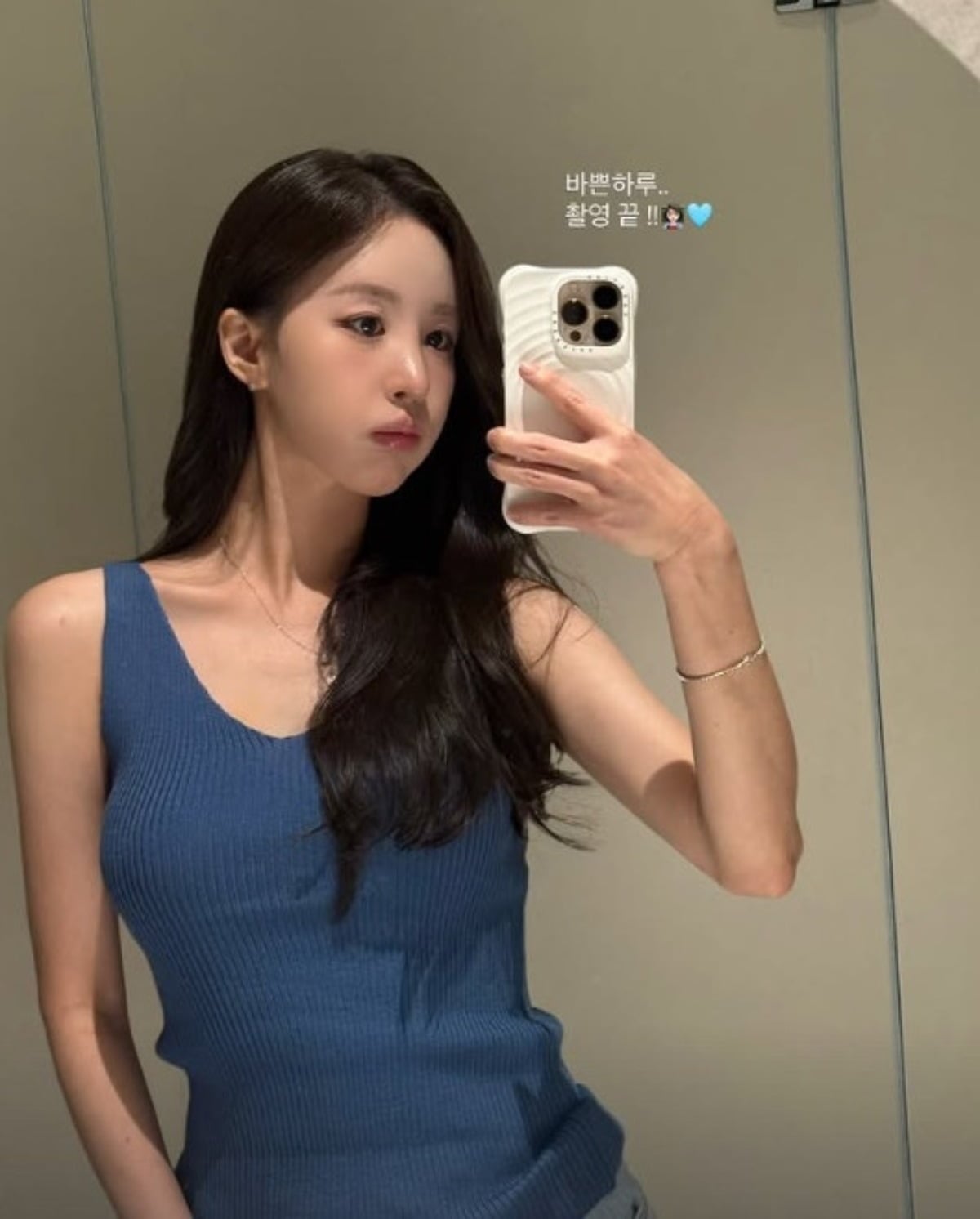 이아영 씨가 거울 속 자신을 카메라에 담고 있다. / 사진=이아영 씨 SNS