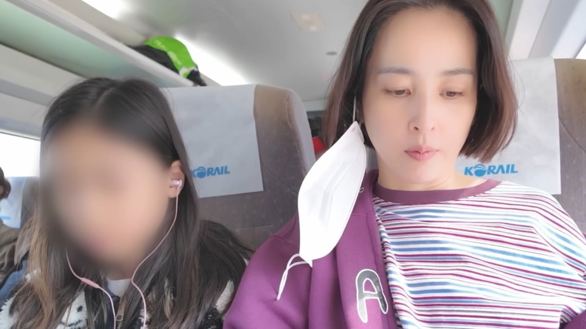 배우 한혜진의 유튜브 채널에 딸 시온 양이 출연한 모습이다. / 사진='배우 한혜진 Actress Han Hyejin' 유튜브 영상 캡처