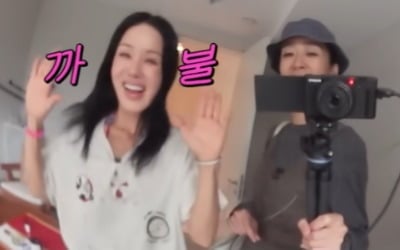 엄정화, 카페인 줄 알았더니 집이었네…미러볼까지 둔 감각적인 인테리어 ('찐천재')