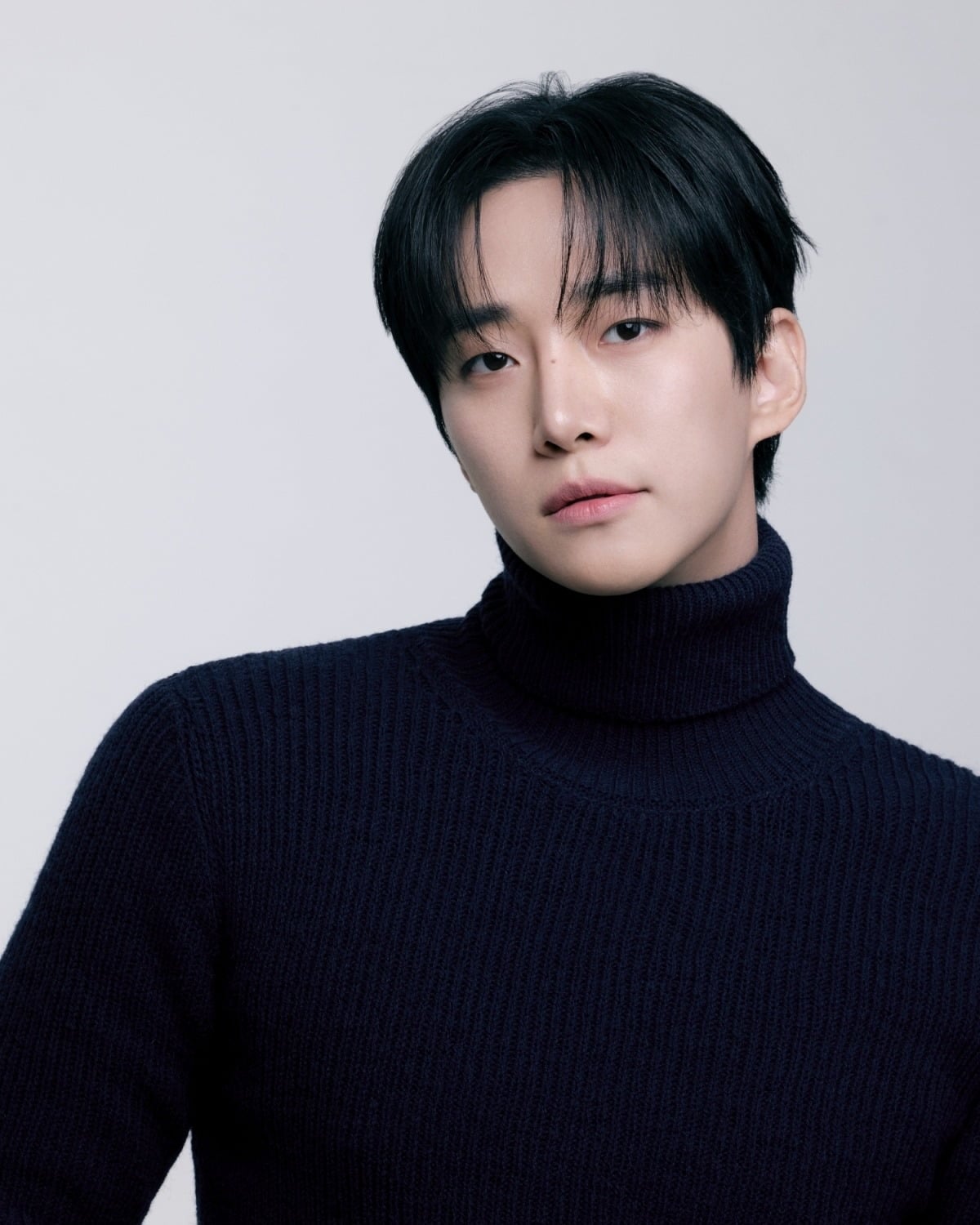 배우 겸 가수 2PM 이준호가 차기작 '주한이국대사관'으로 로맨틱 코미디에 복귀한다./사진제공=O3 Collective