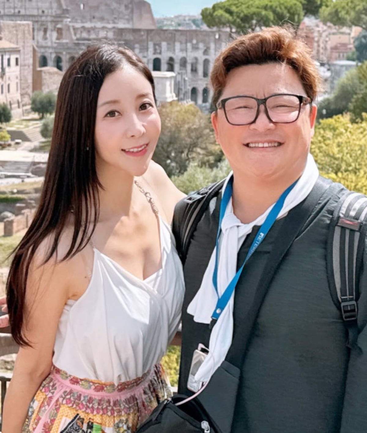 원진서와 윤정수가 행복한 미소를 보이고 있다. / 사진=원진서 SNS