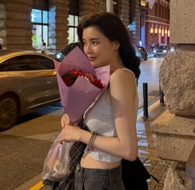 꽃 주고 도망갔다…'이광수♥' 이선빈, 상하이서 전한 뜻밖 감동 근황