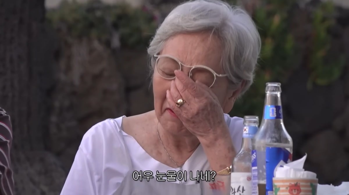 김영옥이 노을이 진 바다를 바라보다 눈물을 훔쳤다. / 사진=김영옥 유튜브 캡처