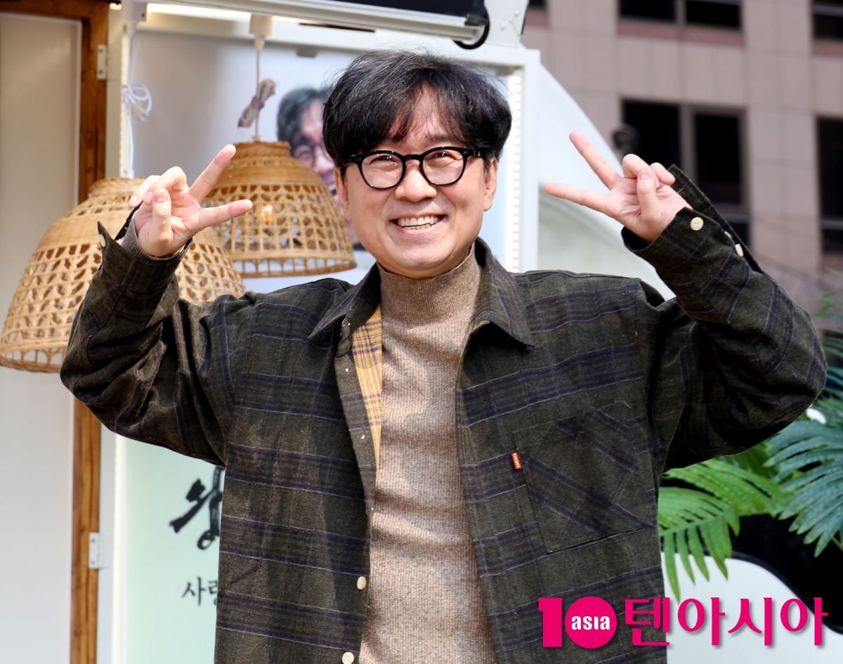 장항준 감독이 영화 '왕과 사는 남자'의 커피차 이벤트에 참석해 브이 포즈와 환한 미소로 인사를 전하고 있다. / 사진=텐아시아DB
