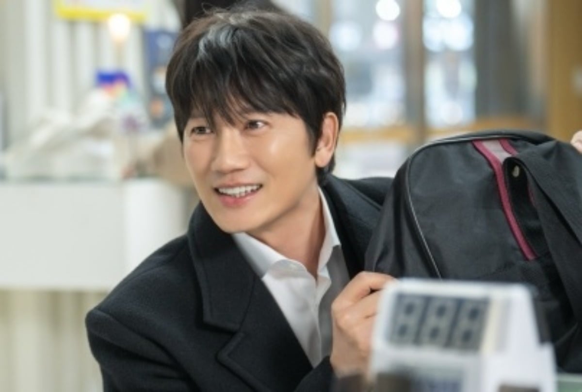 지성이 178억을 인출하기 위해 은행을 찾는다. / 사진제공=JTBC '아파트'