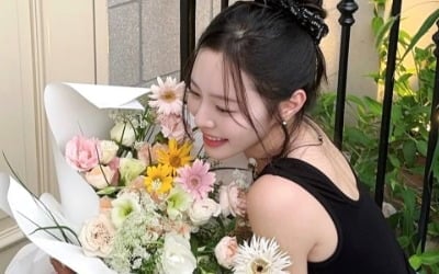 '박성광♥' 이솔이, 꽃다발 들고 '활짝'…백리스 입고 가녀린 목선 자랑