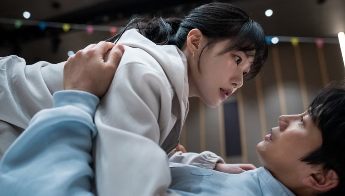 지성과 하윤경이 미묘한 분위기를 자아낸다. / 사진제공=JTBC '아파트'