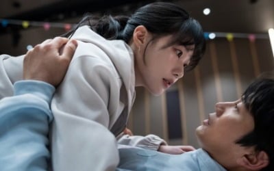 '아파트' 지성·하윤경, 가짜 부부 관계 묘한 변화…예상 못한 스킨십