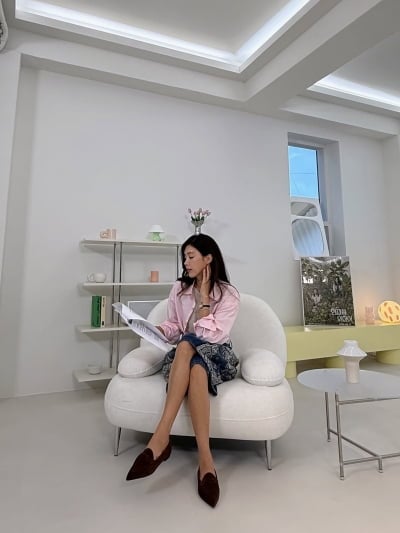 '49세 돌싱' 채정안, 곰탕 먹는데 이렇게 예쁠 일인가…핑크 셔츠로 완성한 여리여리 미모