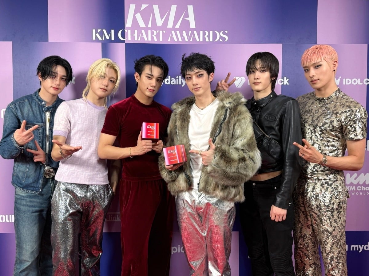 그룹 피원하모니가 'KMA 2026'에서 2관왕에 오르며 상승세를 이어갔다./사진제공=FNC
