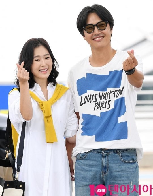 사진 = 가수 메이비와 배우 윤상현 부부가 카메라를 향해 하트 손모양을 하고 있다 / 텐아시아DB