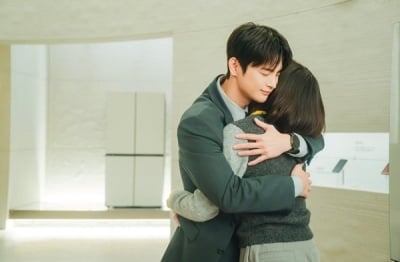 첫 방송이 최고 시청률이었다…원작 웹툰 인기에도 한 자릿수 고전 중인 '내일도 출근'