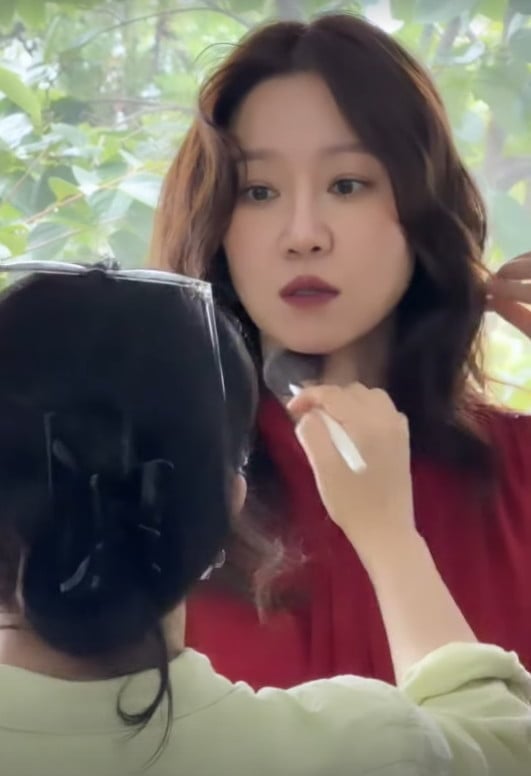 공효진이 촬영을 위해 거듭 단장하고 있다. / 사진=공효진 SNS
