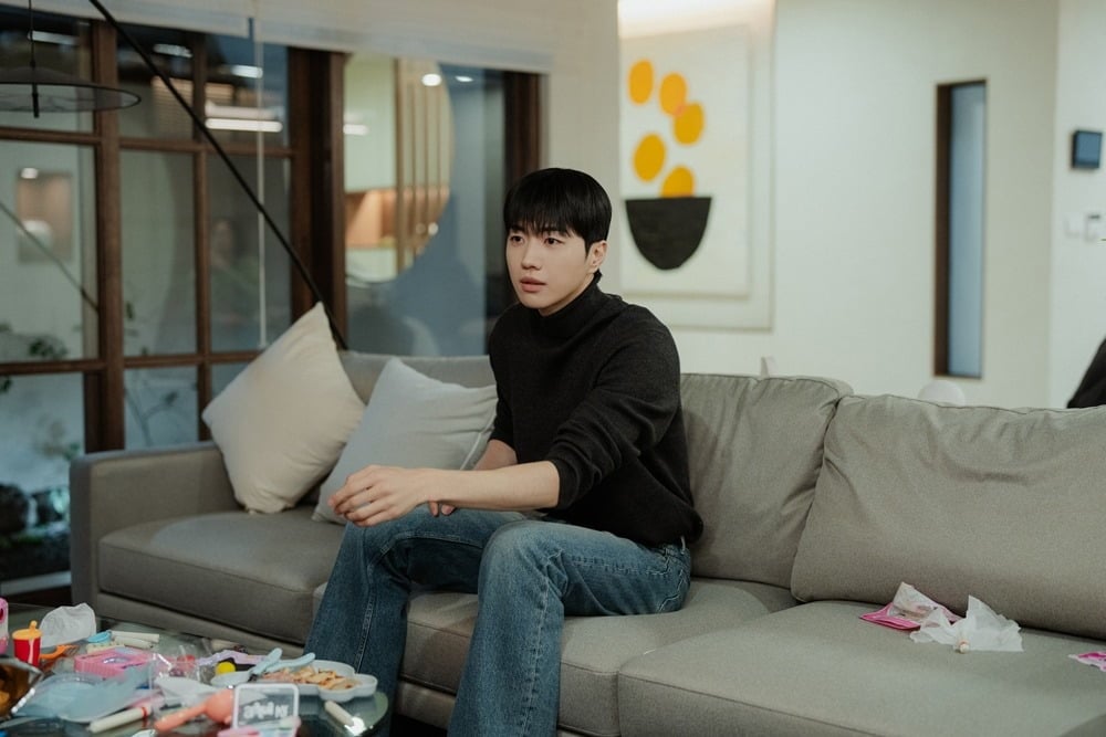 강훈이 프로페셔널한 CEO와 엉뚱한 일상을 오가는 반전 매력으로 시청자들을 만난다./사진제공=tvN