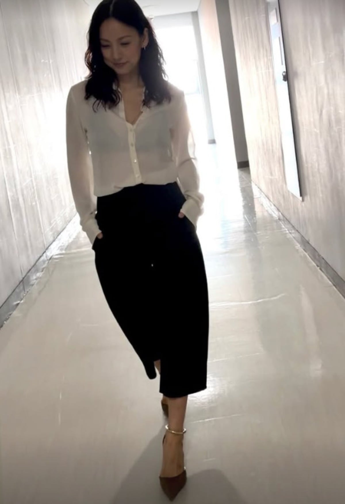 가수 이효리가 시스루룩에 방송국 복도를 배경으로 모델 워킹을 보이고 있다. / 사진=이효리 SNS