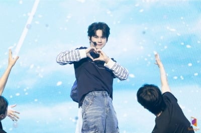 30대 된 옹성우, 워너원 메들리 해냈다…'오싹한 연애' 출연 동시에 단독 팬미팅 성료