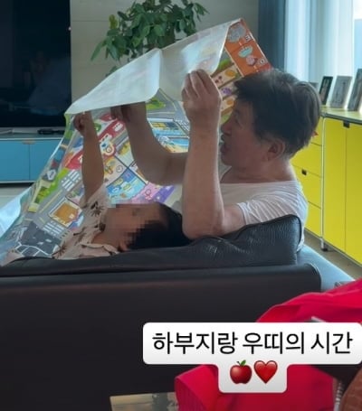 난닝구 차림 김용건이라니…다리 위 손자 올리고 영락없는 '할부지'