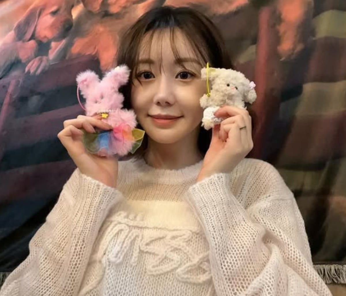 방송인 이경규의 딸이 인형을 들고 미소를 짓고 있다. / 사진=이예림 SNS