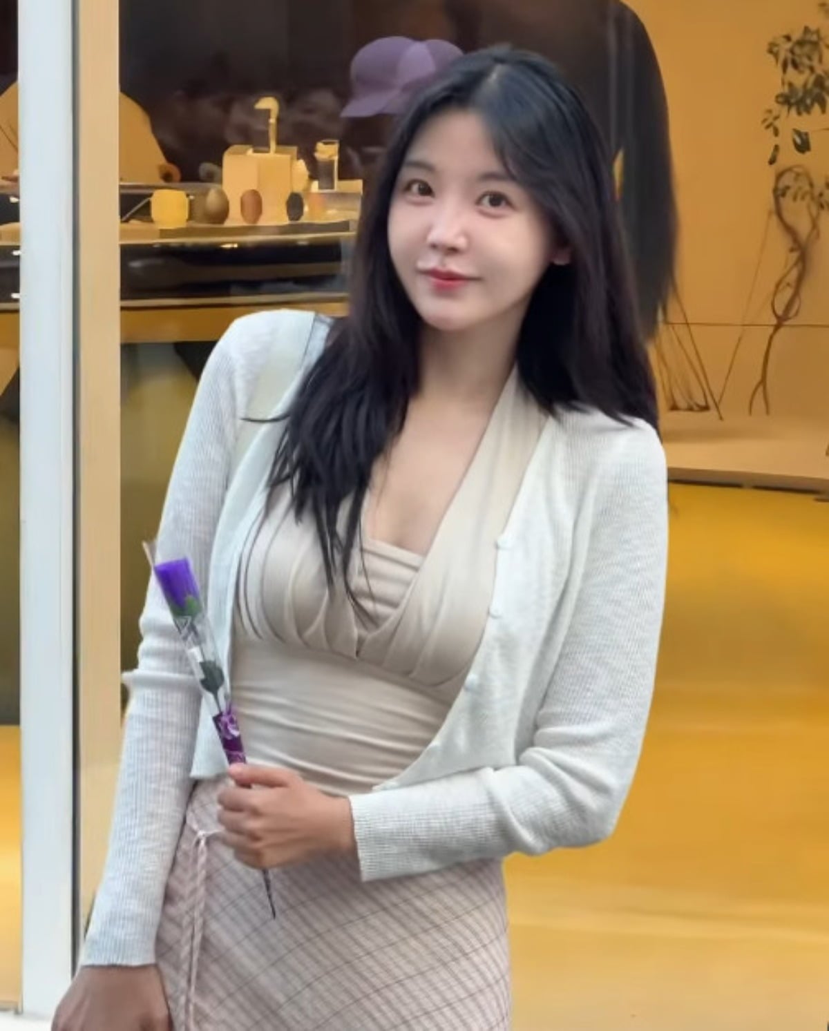 그룹 애프터스쿨 레이나가 미소를 짓고 있다. / 사진=레이나 SNS