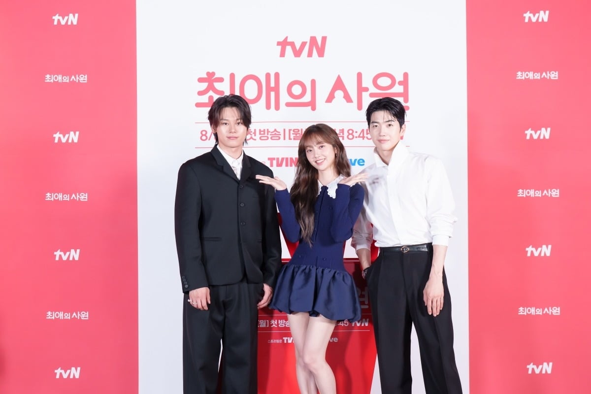 강훈, 김혜준, 차우민이 '최애의 사원'으로 판타지 오피스 로맨틱 코미디 호흡을 맞춘다./사진제공=tvN