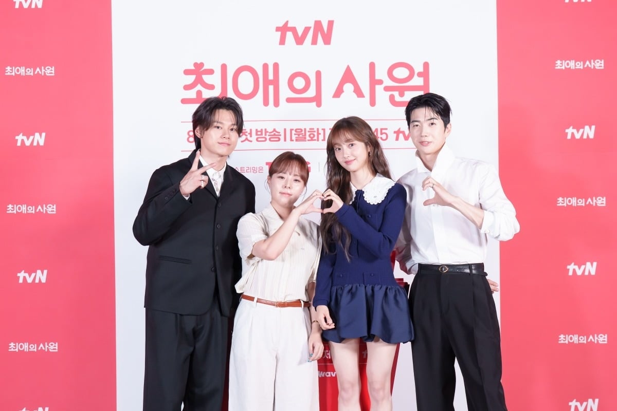 '최애의 사원'을 연출한 박지현 감독이 실제로 '성덕'이 된 경험을 털어놓으며 "팬으로 남는 게 가장 좋다"고 말했다./사진제공=tvN