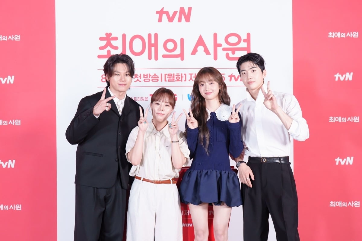 '최애의 사원'을 연출한 박지현 감독이 실제로 '성덕'이 된 경험을 털어놓으며 "팬으로 남는 게 가장 좋다"고 말했다./사진제공=tvN