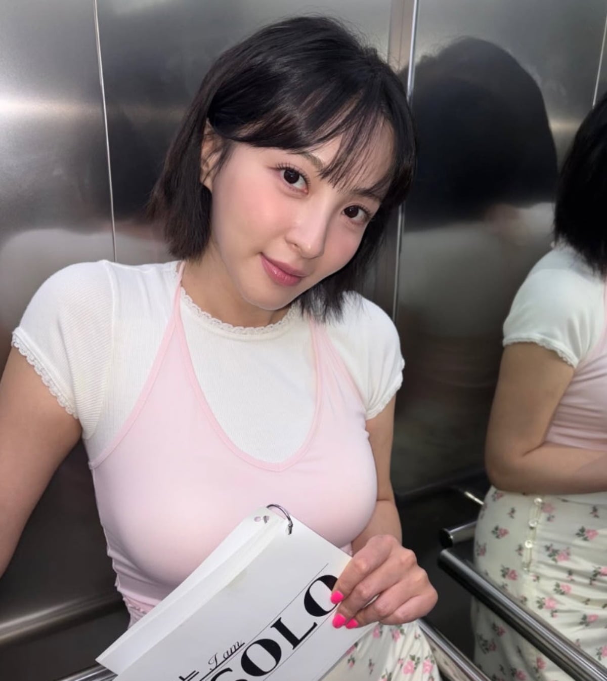 배우 정혜성이 포즈를 취하고 있다. / 사진=정혜성 SNS