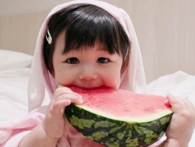 심형탁 아들 하루, 18개월 맞아? 얼굴만 한 수박을 호로록 ('슈돌')
