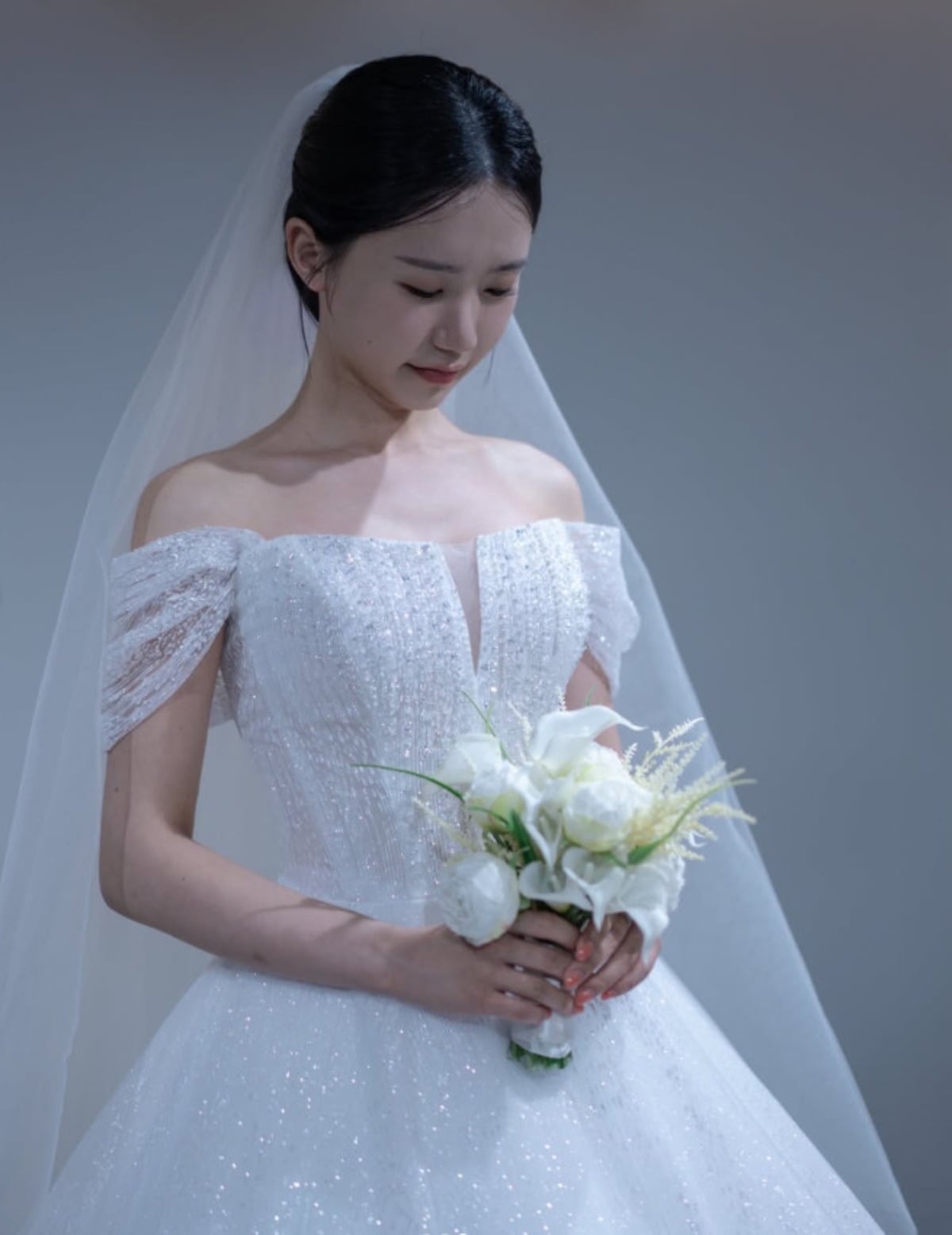 가수 송하예가 웨딩드레스를 착용하고 있다. / 사진=송하예 SNS