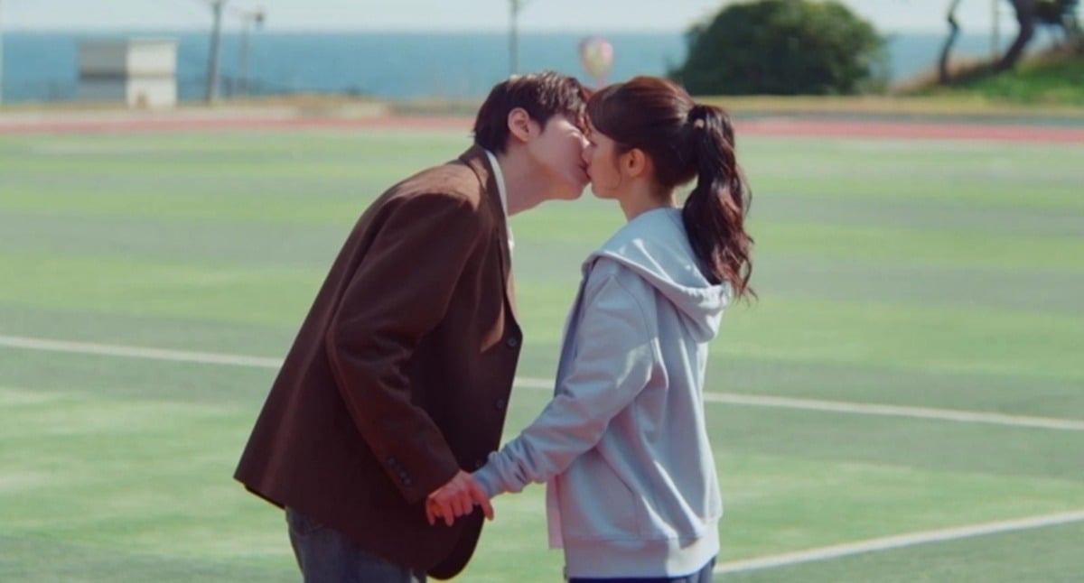 황인엽, 혜리가 첫사랑 이별 입맞춤을 했다./사진제공=KT스튜디오지니