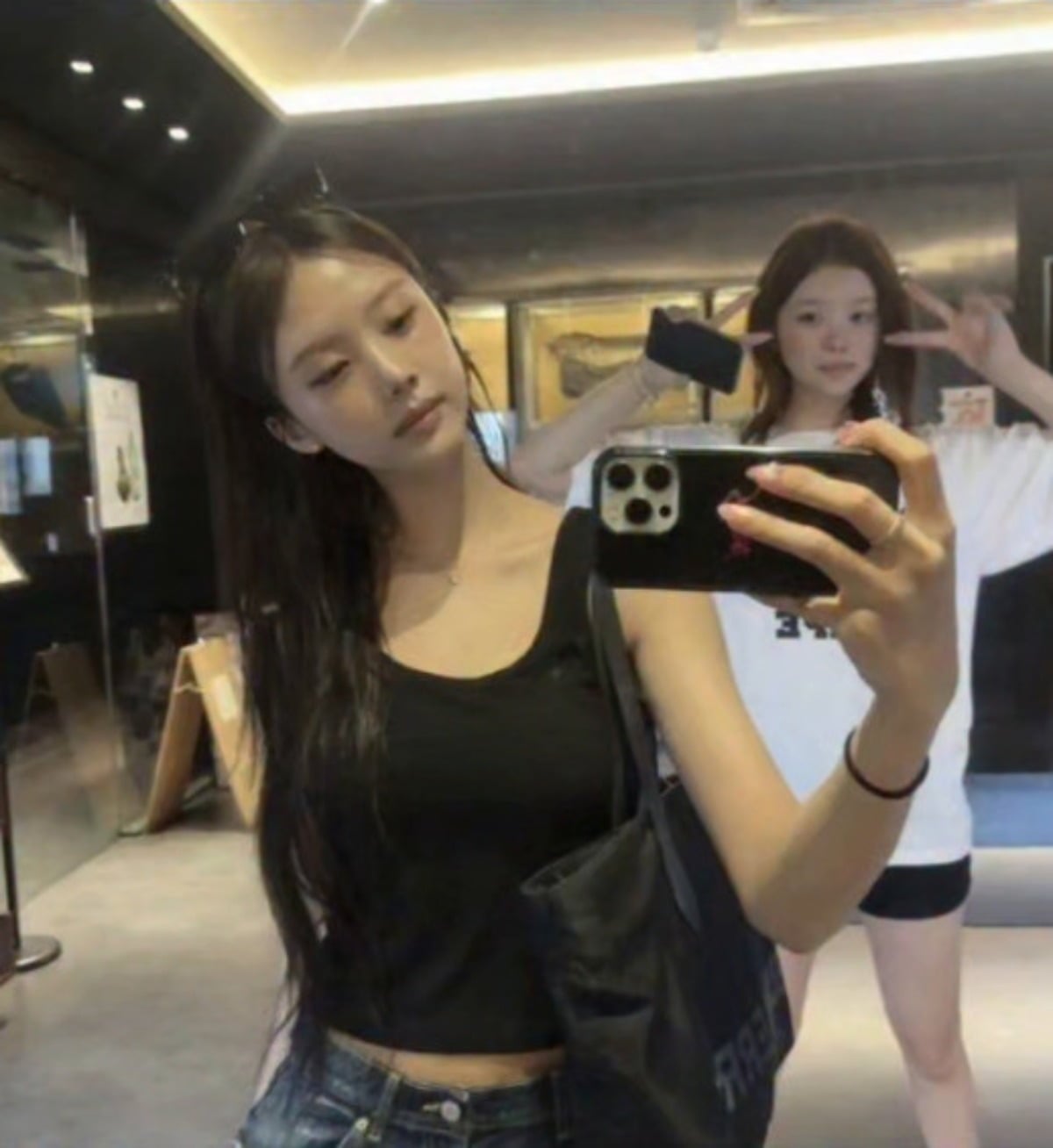 첫째 딸 재시 양과 셋째 딸 수아 양이 포즈를 취하고 있다. / 사진=이수진 씨 SNS