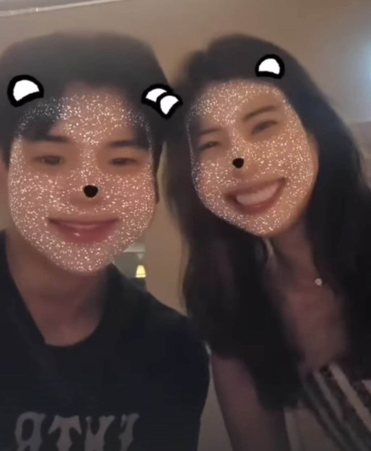 윤후가 모친 김민지 씨와 환한 미소를 짓고 있다. / 사진=윤후 SNS