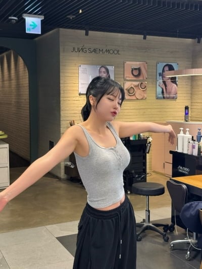 "배 왜 저래?" 임신설 불거졌던 홍진영…군살 하나 없는 한 줌 허리 인증