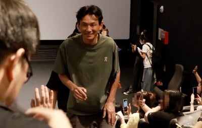 [종합] '사생활 의혹' 황정민, 미소 장착하고 관객과 엄지 척…적극 팬서비스
